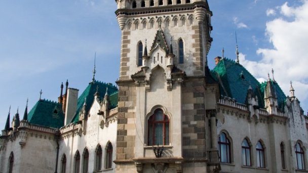 Pohľad na Jakabov palác z rohu Mlynskej ulice a Ulice Protifašistických bojovníkov Autor: Maros M r a z Zdroj: https://sk.wikipedia.org/wiki/Jakabov_pal%C3%A1c#/media/S%C3%BAbor:Jakab's_Palace,_Ko%C5%A1ice,_Slovakia.jpg