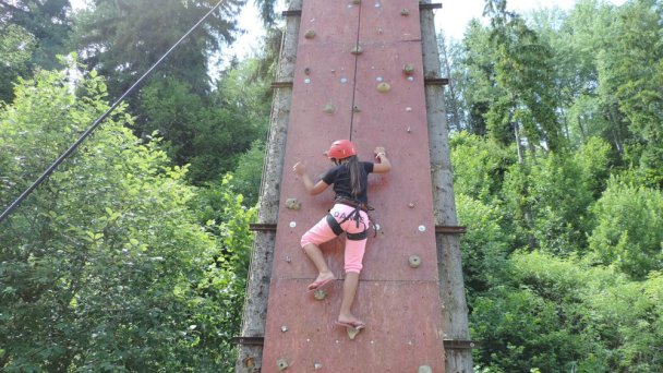 Zábavný park Liptov - Lezecká stena Zdroj: https://zabavnyparkliptov.sk/wp-content/uploads/2018/07/DSCN5749.jpg Zábavný park Liptov - Lezecká stena Zdroj: https://zabavnyparkliptov.sk/wp-content/uploads/2018/07/DSCN5749.jpg