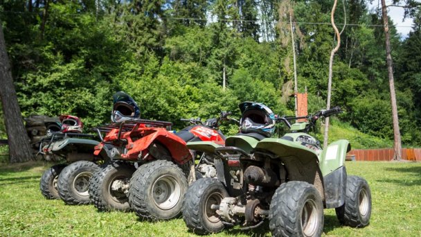 Zábavný park Liptov - štvorkolky Zdroj: https://zabavnyparkliptov.sk/wp-content/uploads/2018/07/zabavny-park-liptov-10.jpg Zábavný park Liptov - štvorkolky Zdroj: https://zabavnyparkliptov.sk/wp-content/uploads/2018/07/zabavny-park-liptov-10.jpg