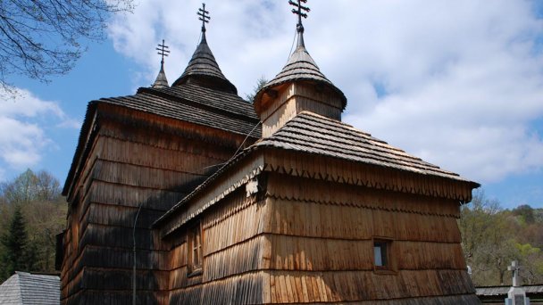 Chrám sv. Bazila Veľkého Krajné Čierno 4 Autor: Henryk Bielamowicz Zdroj: https://sk.wikipedia.org/wiki/Chr%C3%A1m_sv%C3%A4t%C3%A9ho_Bazila_Ve%C4%BEk%C3%A9ho_(Krajn%C3%A9_%C4%8Cierno)