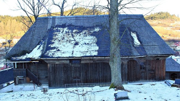 Zadná časť kostola Autor: Hrusmar Zdroj: https://upload.wikimedia.org/wikipedia/commons/thumb/0/05/Zadn%C3%A1_%C4%8Das%C5%A5_kostola_Le%C5%A1tiny.JPG/800px-Zadn%C3%A1_%C4%8Das%C5%A5_kostola_Le%C5%A1tiny.JPG