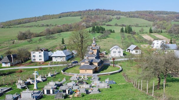 Kostol Ochrany Presvätej Bohorodičky Miroľa - celkový pohľad Autor: Henryk Bielamowicz Zdroj: https://upload.wikimedia.org/wikipedia/commons/thumb/0/04/Miro%C4%BEa%2C_cerkiew_Opieki_Bogurodzicy_%28HB5%29.jpg/800px-Miro%C4%BEa%2C_cerkiew_Opieki_Bogurodzicy_%28HB5%29.jpg