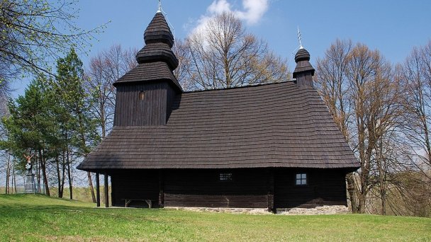 Chrám Prenesenia ostatkov sv. Mikuláša – biskupa Ruská Bystrá - južný pohľad Autor: Henryk Bielamowicz Zdroj: https://upload.wikimedia.org/wikipedia/commons/thumb/f/f9/Rusk%C3%A1_Bystr%C3%A1%2C_cerkiew%2C_widok_od_po%C5%82udnia.jpg/800px-Rusk%C3%A1_Bystr%C3%A1%2C_cerkiew%2C_widok_od_po%C5%82udnia.jpg