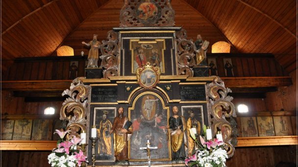 Artikulární dřevěný kostel Svätý Kríž 5 Autor: János Korom Dr. Zdroj: https://sk.wikipedia.org/wiki/Sv%C3%A4t%C3%BD_Kr%C3%AD%C5%BE_(okres_Liptovsk%C3%BD_Mikul%C3%A1%C5%A1)