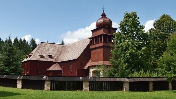 Artikulární dřevěný kostel Svätý Kríž 4 Autor: palickap Zdroj: https://sk.wikipedia.org/wiki/Sv%C3%A4t%C3%BD_Kr%C3%AD%C5%BE_(okres_Liptovsk%C3%BD_Mikul%C3%A1%C5%A1)
