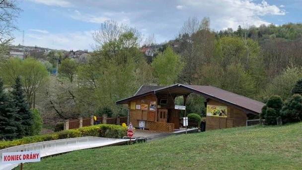 Bobová dráha kavečany Zdroj: https://scontent-vie1-1.xx.fbcdn.net/v/t1.0-9/94252864_3756265937777788_6471231154778275840_n.jpg?_nc_cat=110&_nc_sid=110474&_nc_oc=AQlljhKXhzApkkc9OkCsH_QBnP9AtAHTXkGSfF0cOTDdlq6aUdDkR2QHZ1f6fhnDt9E&_nc_ht=scontent-vie1-1.xx&oh=323e60884fa07679d5183d422dc33801&oe=5ECF3C05&dl=1