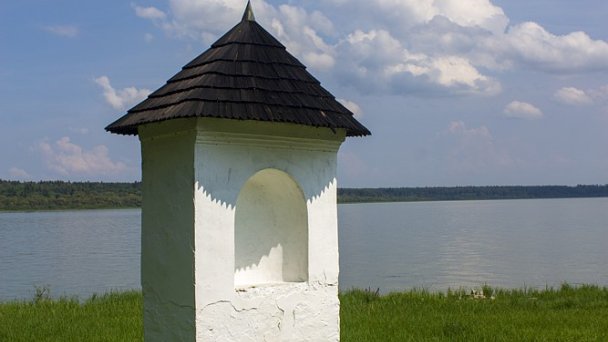 Slanický ostrov Autor: Lukkon Zdroj: https://upload.wikimedia.org/wikipedia/commons/2/2d/Slanick%C3%BD_ostrov_umenia_-_pozostatok_kalv%C3%A1rie.jpg