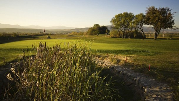 Golfové hřiště Adama 5 Zdroj: https://www.travelguide.sk/svk/turisticke-zaujimavosti/golfovy-klub-agama_59_1.html