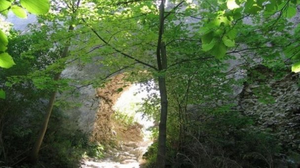 Hrad Blatnica Autor: J.Stefanek, hrady-zamky.sk Zdroj: https://www.hrady-zamky.sk/obrazky/blatnica/blatnica1.jpg