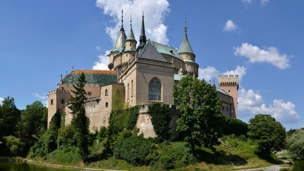 Bojnický zámok Zdroj: https://sk.wikipedia.org/wiki/Bojnick%C3%BD_z%C3%A1mok