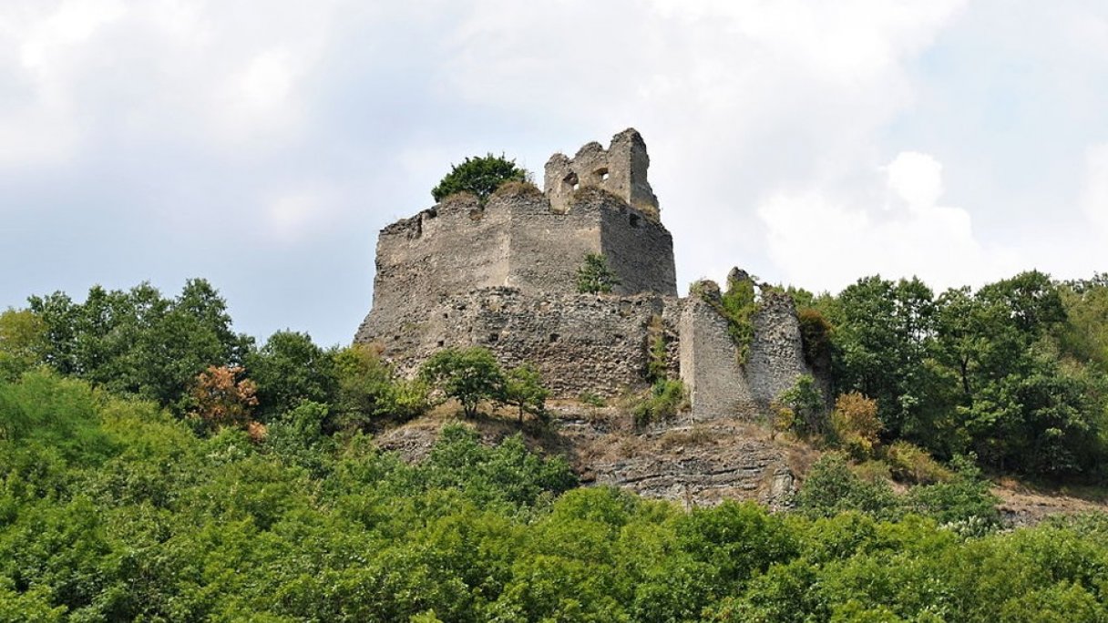 Hrad Čabraď Autor: Patrik Kunec Zdroj: https://upload.wikimedia.org/wikipedia/commons/7/7d/%C4%8Cabra%C4%8F_-_hrad_-_poh%C4%BEad_od_cesty_-_2015.JPG