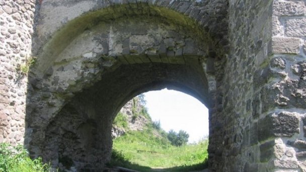 Vstupná brána Autor: hrady-zamky.sk Zdroj: https://www.hrady-zamky.sk/cabrad/#history-5