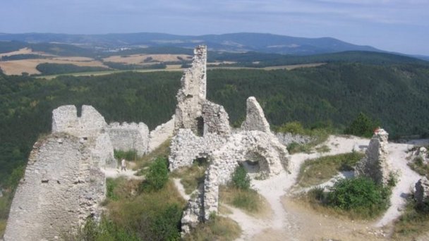 Čachtický hrad Autor: hrady-zamky.sk Zdroj: https://www.hrady-zamky.sk/obrazky/cachtice/cachtice3.jpg Čachtický hrad Autor: hrady-zamky.sk Zdroj: https://www.hrady-zamky.sk/obrazky/cachtice/cachtice3.jpg