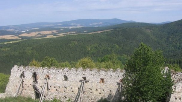 Čachtický hrad Autor: hrady-zamky.sk Zdroj: https://www.hrady-zamky.sk/obrazky/cachtice/cachtice6.jpg Čachtický hrad Autor: hrady-zamky.sk Zdroj: https://www.hrady-zamky.sk/obrazky/cachtice/cachtice6.jpg