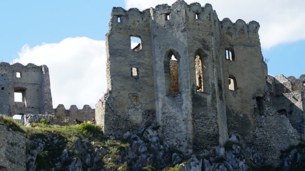 Hrad Beckov stena Autor: I, Rado Bahna Zdroj: https://upload.wikimedia.org/wikipedia/commons/a/a3/SlovakRepublic-Beckov-Castle_%283%29.JPG
