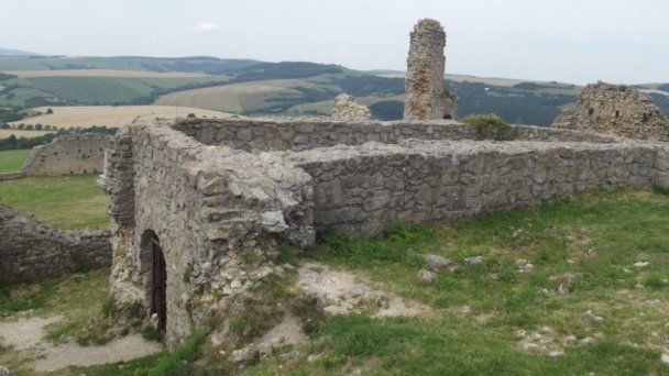 hrad branc 5 Autor: hrady-zamky.sk Zdroj: https://www.hrady-zamky.sk/obrazky/branc/branc29.jpg
