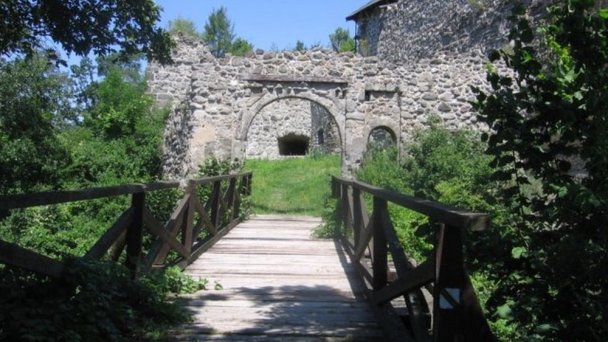 Vstupný most Autor: hrady-zamky.sk Zdroj: https://www.hrady-zamky.sk/cabrad/#history-4