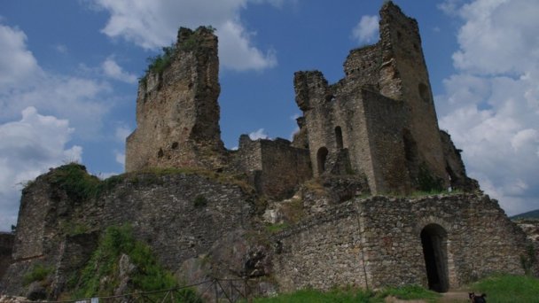 Hrad Divin 1 Autor: hrady-zamky.sk Zdroj: https://www.hrady-zamky.sk/divin/ Hrad Divin 1 Autor: hrady-zamky.sk Zdroj: https://www.hrady-zamky.sk/divin/