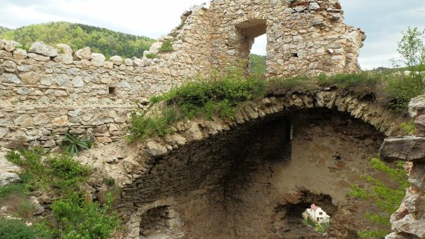 Hrad Lednica Autor: Michal Jakubský Zdroj: https://upload.wikimedia.org/wikipedia/commons/7/76/Hrad_Lednica_-_panoramio_%282%29.jpg Hrad Lednica Autor: Michal Jakubský Zdroj: https://upload.wikimedia.org/wikipedia/commons/7/76/Hrad_Lednica_-_panoramio_%282%29.jpg