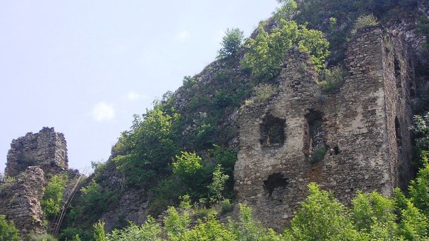 Hrad Lednica Autor: Michal Jakubský Zdroj: https://upload.wikimedia.org/wikipedia/commons/8/8a/Hrad_Lednica_-_panoramio.jpg Hrad Lednica Autor: Michal Jakubský Zdroj: https://upload.wikimedia.org/wikipedia/commons/8/8a/Hrad_Lednica_-_panoramio.jpg