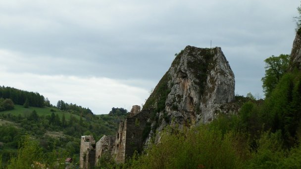 Hrad Lednica Autor: Michal Jakubský Zdroj: https://upload.wikimedia.org/wikipedia/commons/1/12/Lednick%C3%A9_bralo_-_panoramio.jpg Hrad Lednica Autor: Michal Jakubský Zdroj: https://upload.wikimedia.org/wikipedia/commons/1/12/Lednick%C3%A9_bralo_-_panoramio.jpg
