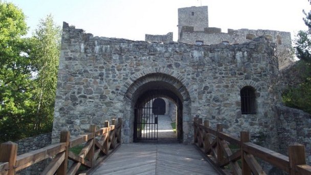 Hrad Strečno Autor: hrady-zamky.sk Zdroj: https://www.hrady-zamky.sk/obrazky/strecno/strecno3.jpg Hrad Strečno Autor: hrady-zamky.sk Zdroj: https://www.hrady-zamky.sk/obrazky/strecno/strecno3.jpg
