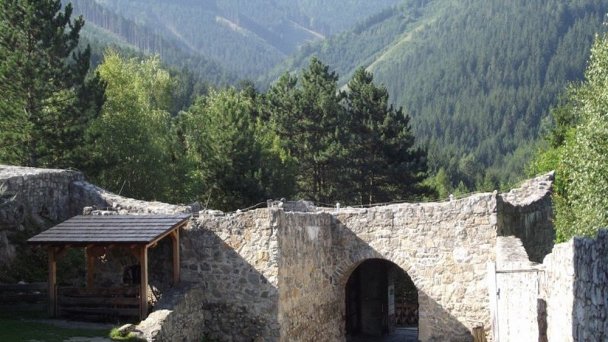 Hrad Strečno Autor: hrady-zamky.sk Zdroj: https://www.hrady-zamky.sk/obrazky/strecno/strecno5.jpg Hrad Strečno Autor: hrady-zamky.sk Zdroj: https://www.hrady-zamky.sk/obrazky/strecno/strecno5.jpg