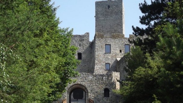 Hrad Strečno Autor: hrady-zamky.sk Zdroj: https://www.hrady-zamky.sk/obrazky/strecno/strecno4.jpg Hrad Strečno Autor: hrady-zamky.sk Zdroj: https://www.hrady-zamky.sk/obrazky/strecno/strecno4.jpg