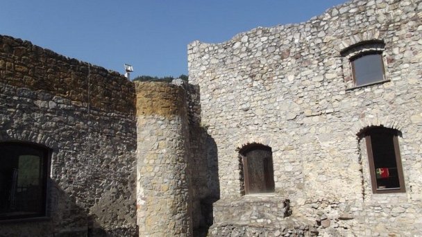 Hrad Strečno Autor: hrady-zamky.sk Zdroj: https://www.hrady-zamky.sk/obrazky/strecno/strecno8.jpg Hrad Strečno Autor: hrady-zamky.sk Zdroj: https://www.hrady-zamky.sk/obrazky/strecno/strecno8.jpg