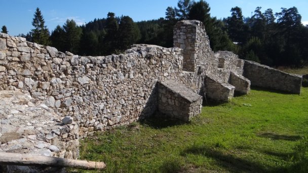 vonkajší múr kostola sv. Jana Krstiteľa a sv. Margity Autor: Jerzy Opioła Zdroj: https://sk.wikipedia.org/wiki/Kl%C3%A1%C5%A1torisko#/media/S%C3%BAbor:Kl%C3%A1%C5%A1torisko_2_SR1.jpg