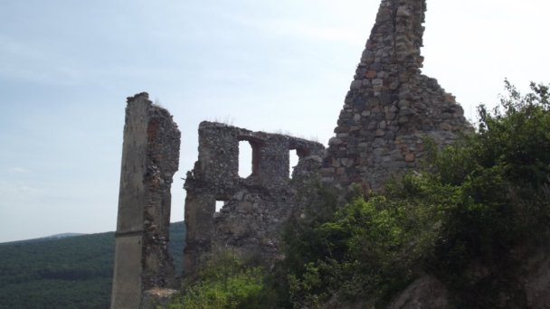 hrad oponice 3 Autor: hrady-zamky.sk Zdroj: https://www.hrady-zamky.sk/obrazky/oponicky-hrad/oponicky-hrad23.jpg