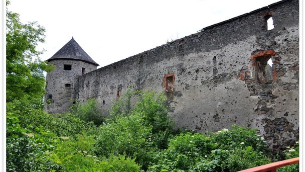 Pevnosť Bzovík Autor: János Korom Dr. Zdroj: https://www.flickr.com/photos/korom/3651477898/sizes/l/