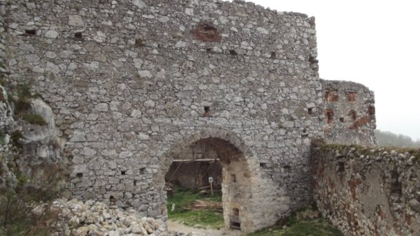 plavecky hrad 3 Autor: hrady-zamky.sk Zdroj: https://www.hrady-zamky.sk/obrazky/plavecky-hrad/plavecky-hrad14.jpg