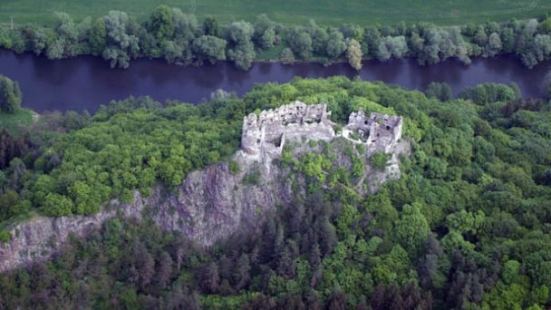 Hrad Šášov Autor: Civertan Zdroj: https://upload.wikimedia.org/wikipedia/commons/4/4c/Saskovaraljacivertanlegi1.jpg