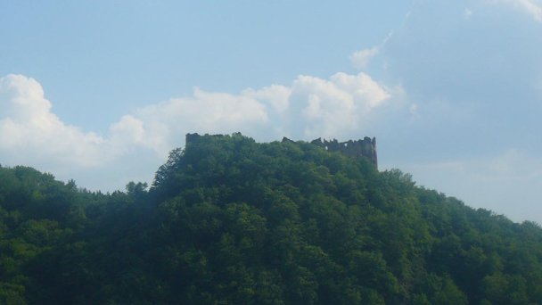 Hrad Šášov 4 Zdroj: https://sk.wikipedia.org/wiki/%C5%A0%C3%A1%C5%A1ovsk%C3%BD_hrad