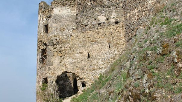 Hrad Šášov 5 Zdroj: https://sk.wikipedia.org/wiki/%C5%A0%C3%A1%C5%A1ovsk%C3%BD_hrad