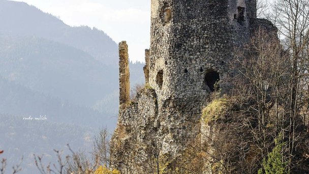 Starhrad Autor: Rudo Mlich Zdroj: https://upload.wikimedia.org/wikipedia/commons/9/94/Starhrad_ve%C5%BEa.jpg