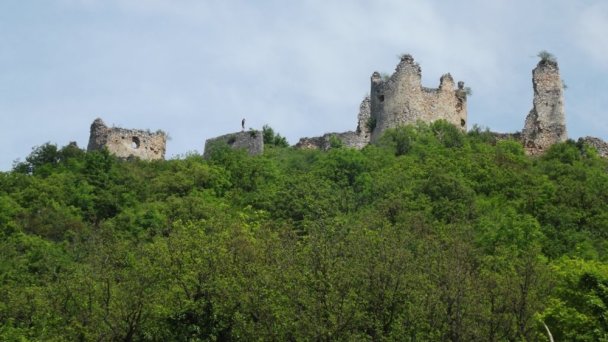 Turniansky hrad Autor: hrady-zamky.sk Zdroj: https://www.hrady-zamky.sk/obrazky/turniansky-hrad/turniansky-hrad4.jpg Turniansky hrad Autor: hrady-zamky.sk Zdroj: https://www.hrady-zamky.sk/obrazky/turniansky-hrad/turniansky-hrad4.jpg