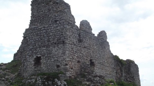Turniansky hrad Autor: hrady-zamky.sk Zdroj: https://www.hrady-zamky.sk/obrazky/turniansky-hrad/turniansky-hrad10.jpg Turniansky hrad Autor: hrady-zamky.sk Zdroj: https://www.hrady-zamky.sk/obrazky/turniansky-hrad/turniansky-hrad10.jpg