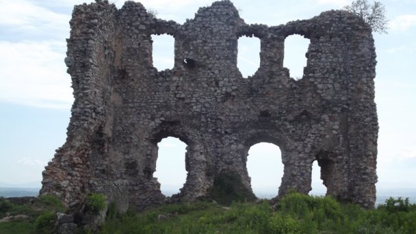 Turniansky hrad Autor: hrady-zamky.sk Zdroj: https://www.hrady-zamky.sk/obrazky/turniansky-hrad/turniansky-hrad18.jpg Turniansky hrad Autor: hrady-zamky.sk Zdroj: https://www.hrady-zamky.sk/obrazky/turniansky-hrad/turniansky-hrad18.jpg
