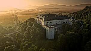 Zámok Vígľaš 5 Autor: Hotel The Grand Vígľaš Zdroj: https://upload.wikimedia.org/wikipedia/commons/thumb/a/ab/GrandViglas_set1_PhotoMartini_212_%E2%80%93_k%C3%B3pia.jpg/800px-GrandViglas_set1_PhotoMartini_212_%E2%80%93_k%C3%B3pia.jpg