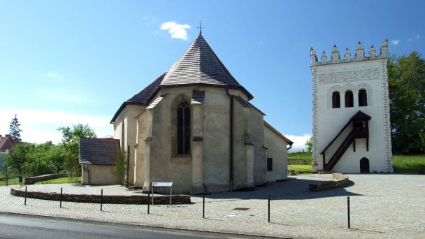 Kostol a zvonica nedaleko Kaštieľa v Strážkach Zdroj: wikipedia.org/wiki/Kaštieľ_v_Strážkach
