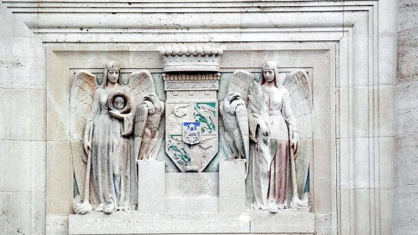 Mauzóleum Krásna Hôrka 3 Autor: Jozef Kotulič Zdroj: https://upload.wikimedia.org/wikipedia/commons/thumb/0/04/KrasnaHorka13ZSlovakia11.JPG/800px-KrasnaHorka13ZSlovakia11.JPG