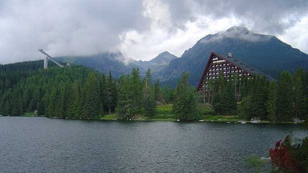 Štrbské pleso 4 Autor: Kristo~commonswiki Zdroj: https://upload.wikimedia.org/wikipedia/commons/thumb/8/84/Lake_of_Strbske_pleso.jpg/800px-Lake_of_Strbske_pleso.jpg