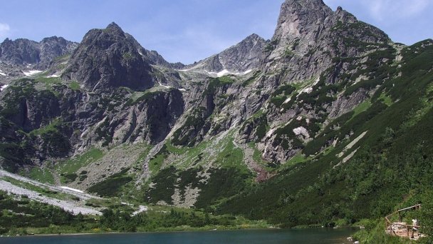 Zelené pleso s Veľkou a Malou Zmrzlou dolinou Autor: Jerzy Opioła Zdroj: https://upload.wikimedia.org/wikipedia/commons/thumb/1/16/Zielony_Staw_Kie%C5%BCmarski_a1.jpg/800px-Zielony_Staw_Kie%C5%BCmarski_a1.jpg