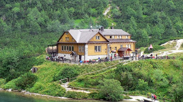 Chata pri Zelenom plese Autor: Krzysztof Dudzik (User:ToSter) Zdroj: https://upload.wikimedia.org/wikipedia/commons/thumb/5/56/Dolina_Kiezmarska%2C_schronisko_i_Zielony_Staw.jpg/800px-Dolina_Kiezmarska%2C_schronisko_i_Zielony_Staw.jpg
