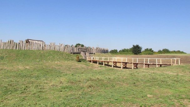 Praveká osada Mokrý Kút Autor: Facebook Archeopark Mokrý kút Vyšný Kubín, Ipea o.z. Zdroj: https://scontent.fbts7-1.fna.fbcdn.net/v/t31.0-8/14468168_1501385673210694_5560885499054368401_o.jpg?_nc_cat=107&ccb=2&_nc_sid=cdbe9c&_nc_ohc=EWGocXaegycAX8aRyt7&_nc_ht=scontent.fbts7-1.fna&oh=3cf0f4e5daf1c0fae857cb085b397f07&oe=5FEA18F2