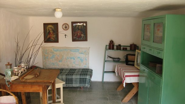Skalné obydlia Brhlovce Autor: lubomir.borovic Zdroj: https://upload.wikimedia.org/wikipedia/commons/thumb/5/57/935_02_Brhlovce%2C_Slovakia_-_panoramio_%2871%29.jpg/800px-935_02_Brhlovce%2C_Slovakia_-_panoramio_%2871%29.jpg