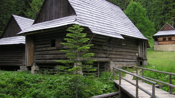 Skanzen Vychylovka Autor: Pecik Zdroj: https://upload.wikimedia.org/wikipedia/commons/thumb/d/d2/Vychylovka3.jpg/1280px-Vychylovka3.jpg