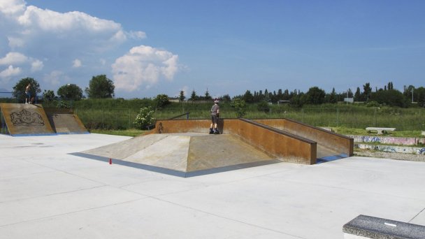 Skatepark Liptovský Mikuláš 2 Autor: Kristián Zdroj: http://www.boardlife.sk/sk/skateboard/skatepark/skatepark-liptovsky-mikulas Skatepark Liptovský Mikuláš 2 Autor: Kristián Zdroj: http://www.boardlife.sk/sk/skateboard/skatepark/skatepark-liptovsky-mikulas